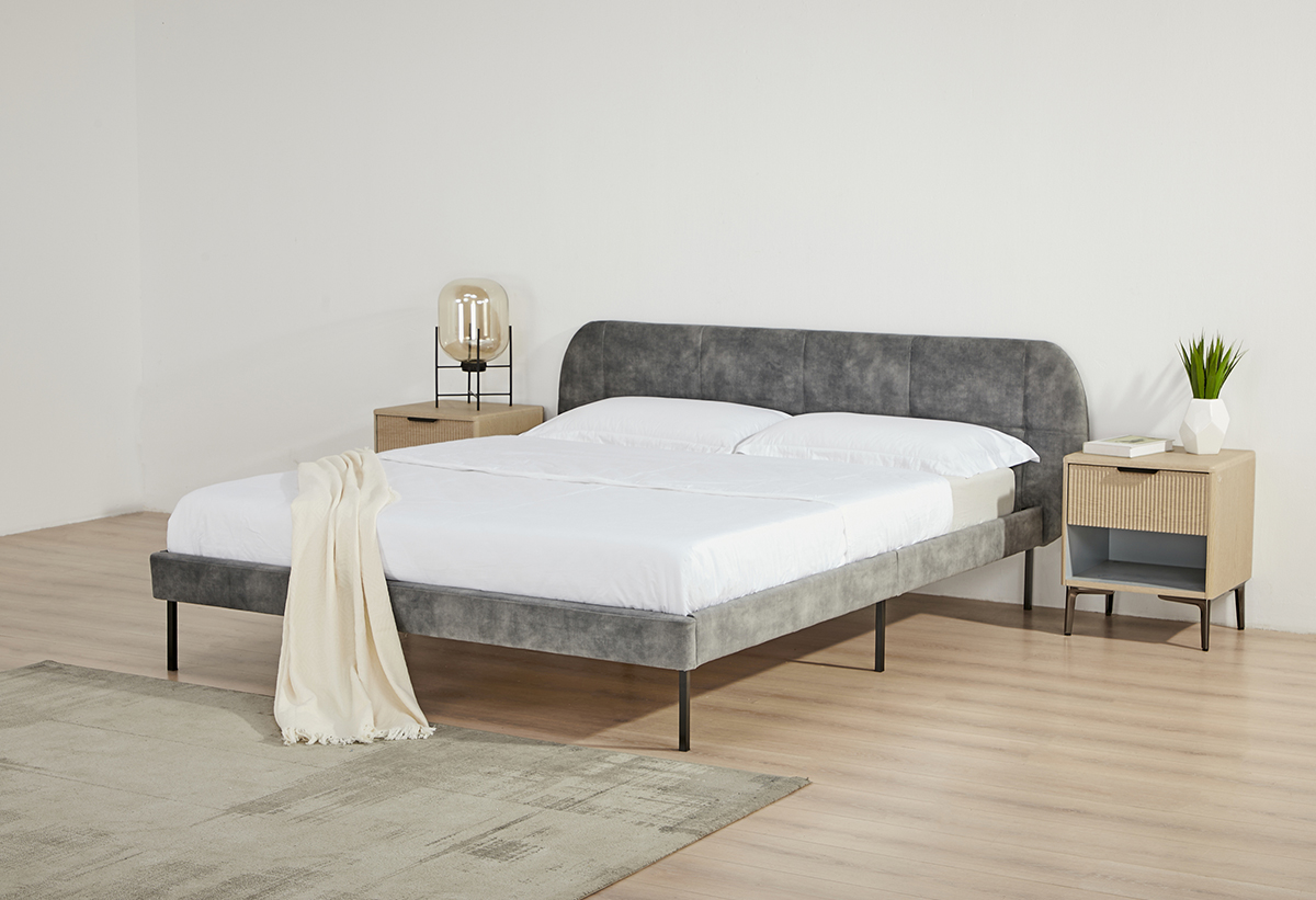 Απεικονίζεται το κρεβάτι με στρώμα σε ένα υπνοδωμάτιο. 